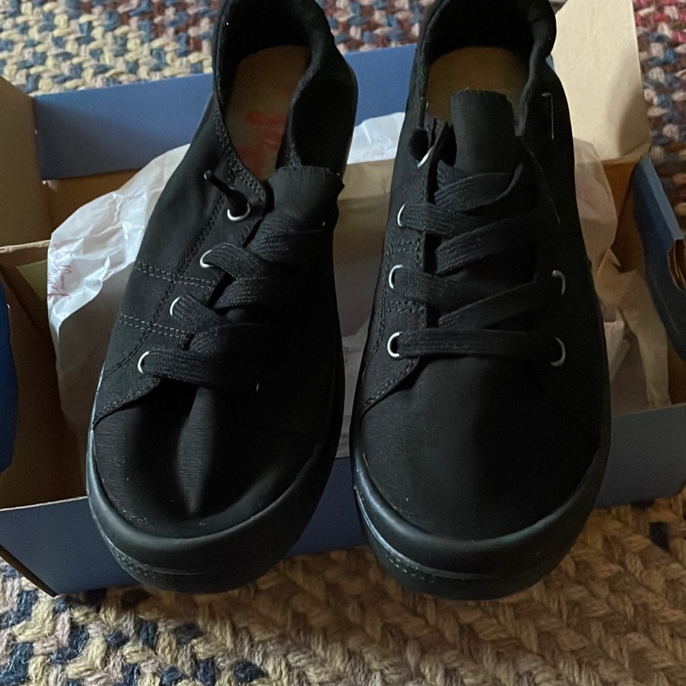 BNIB JELLY POP COMFORT FIT WOMANS 8.5.